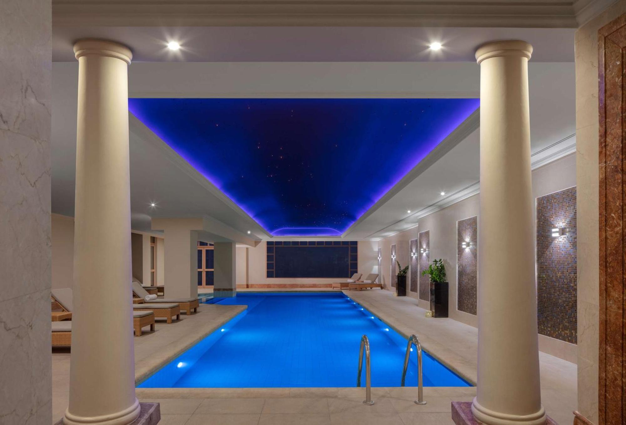 Grand Hyatt Amman Hotel Eksteriør billede The swimming pool at the hotel